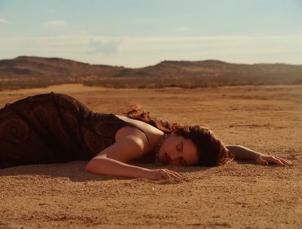 Rosalía prefiere el amor a un sauvignon blanc