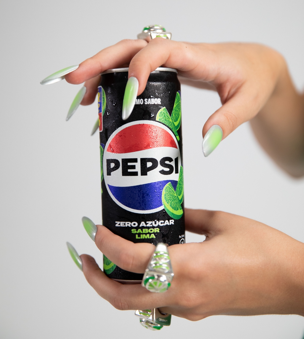 Adriana Manso convierte un encargo de Pepsi en el accesorio más inesperado del verano